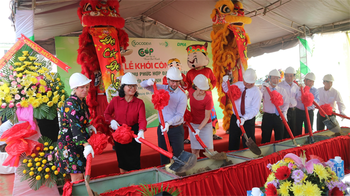 Đoàn lãnh đạo và Đại sứ Canada tại Việt Nam dự lễ khởi công xây dựng khu phức hợp của HTX Bưởi da xanh Bến Tre